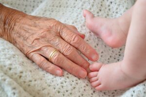 Read more about the article Tworzenie rodzin wielopokoleniowych – czy chcemy jeszcze mieszkać wspólnie? Rola seniorów i nie tylko